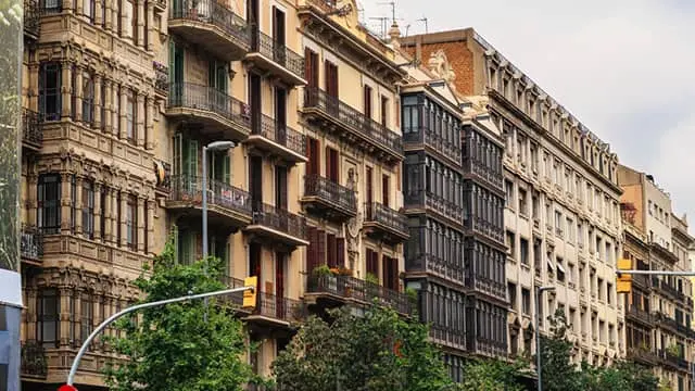 Vender piso en Chamberí: fachada de finca clásica en Trafalgar